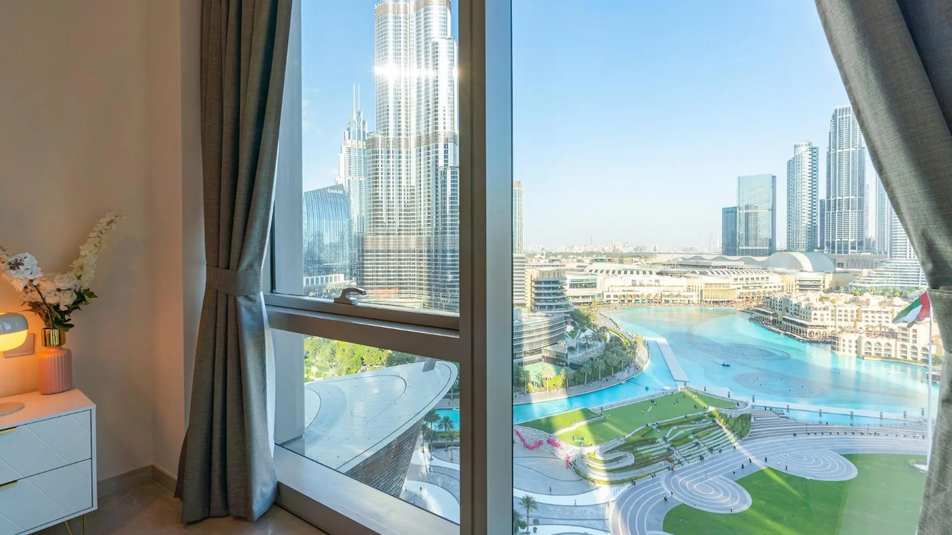 Prime Location - Full Burj Khalifa & Dancing Fountains Show - 1704 Dubai Apartment